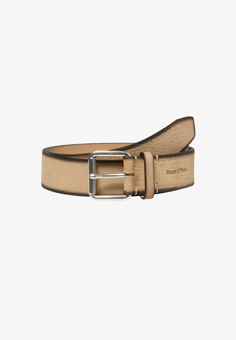 Beige leren riem met een zilveren metalen gesp. Kenmerkt zich door een gladde textuur, contrasterende donkere randen en een met logo geaccentueerde geschenk.