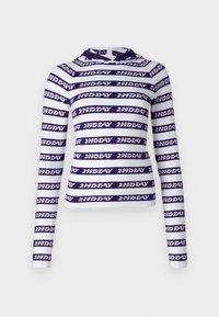 Top corto a maniche lunghe bianco con strisce orizzontali viola scuro, caratterizzato da testo ripetuto "2NDDAY". Tessuto morbido e elasticizzato con cappuccio.