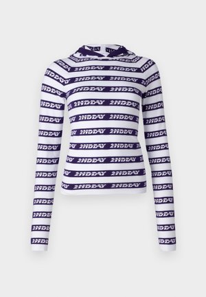 Valge pika varrukaga lühike top tumesiniste horisontaalsete triipudega, millel on korduv tekst "2NDDAY." Pehme, veniv kangas, millel on kapuuts.