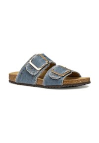 Chanclas de denim azul con bordes desflecados, dos correas ajustables con hebillas doradas y una plantilla de corcho con una suela texturizada negra.