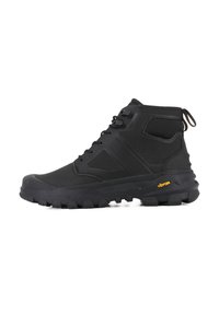 Bota negra de altura media con upper sintético, suela resistente, diseño en ángulo, acentos texturizados y logo de Vibram en amarillo en la suela.