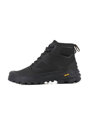 Cizma negre de înălțime medie, cu superior sintetic, talpă rezistentă, design unghiular, accente texturate și logo-ul Vibram în galben pe talpă.