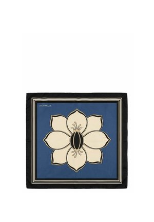 Pañuelo cuadrado con un gran diseño de flor crema sobre fondo azul y borde negro con rayas blancas, etiquetado como Coccinelle.