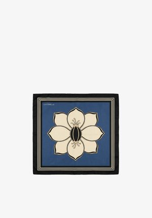 Pañuelo cuadrado con un gran diseño de flor crema sobre fondo azul y borde negro con rayas blancas, etiquetado como Coccinelle.