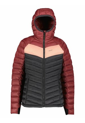 Rote und schwarze, gepolsterte Jacke mit Kapuze, die ein Chevron-Design aufweist. Hellrosa Akzent auf der Brust. Reißverschluss und elastische Bündchen.