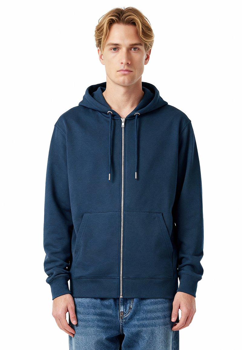 Felpa con zip di un blu navy realizzata in un tessuto misto cotone, con tasca frontale, cappuccio con cordino e polsini a costine. Texture morbida in evidenza.