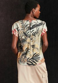 Next GATHERED SHORT SLEEVE TEXTURED BOXY REGULAR FIT - Nyomott mintás póló - safari print