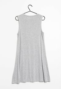 Šedé bezramenné šaty vyrobené z lehkého materiálu, s kulatým výstřihem a siluetou ve tvaru A, zavěšené na černém háčku.