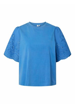 Sinine lühikeste varrukatega pluus lainelise, tikandiga silmakujulise kangaga varrukatel ja ümmarguse kaelusega.