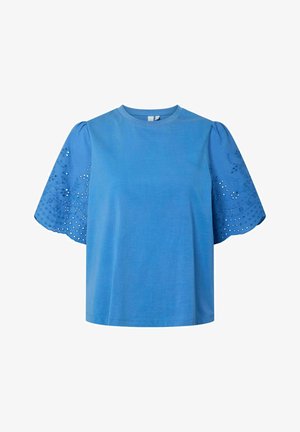 Sinine lühikeste varrukatega pluus lainelise, tikandiga silmakujulise kangaga varrukatel ja ümmarguse kaelusega.