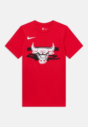 Tricou roșu cu mânecă scurtă Nike, cu logo-ul unui taur Chicago Bulls alb și negru centrat pe piept.