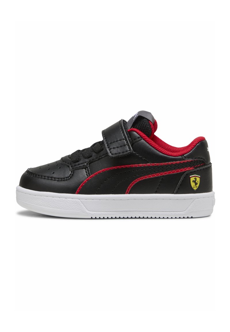 Zapatilla de cuero negra con detalles rojos, que cuenta con una correa de Velcro, cordones negros y una suela de goma blanca; incluye un logo amarillo de Ferrari.