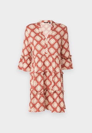 Vestido de cor ferrugem com padrão floral, decote em V, design de camadas com babados e mangas a três quartos. Feito de tecido leve.