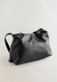 Geantă din piele neagră, cu o formă moale și rotunjită, având două mânere scurte și o textură netedă. Design subtil, fără hardware vizibil.