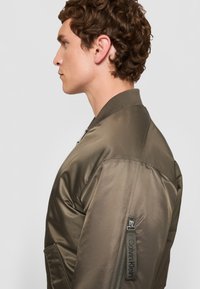 Calvin Klein Jeans PADDED HERO  - Bombera - beluga