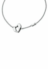 La collana in argento presenta un pendente a forma di cuore con un centro aperto, contrassegnato da "MK" e con una finitura testurizzata.
