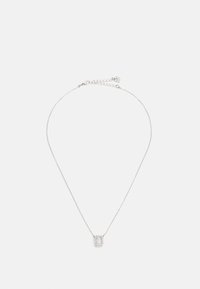 Collier en chaîne argentée avec un pendentif rectangulaire orné de petites pierres claires, créant un design simple et élégant.