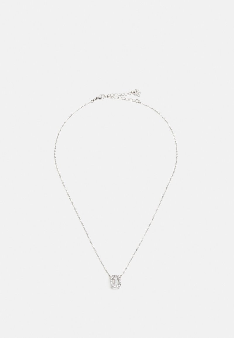 Collier en chaîne argentée avec un pendentif rectangulaire orné de petites pierres claires, créant un design simple et élégant.