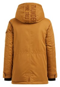 Brauner isolierter Mantel mit Kapuze, mit dem Schriftzug "THUNDER" auf dem Rücken, elastischen Bündchen und einem Rückenschlitz für Atmungsaktivität.