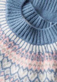 Strickpullover mit einem gerippten blauen Kragen. Verfügt über ein Muster aus Herzen in Weiß, Pink und Hellblau, mit einer weichen, strukturierten Oberfläche.