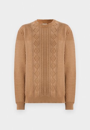 Suéter de punto en marrón claro con patrones texturizados, que presenta un cuello redondo y puños acanalados. Diseños en forma de diamante y trenzas en el frontal.