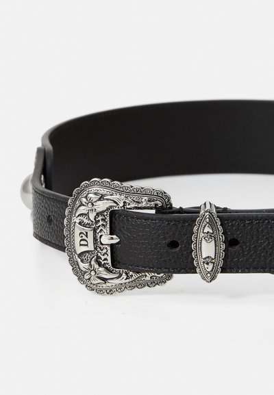 Cintura nera in pelle con una fibbia decorativa argentata caratterizzata da motivi floreali e un accento ovale. La texture appare granulosa.