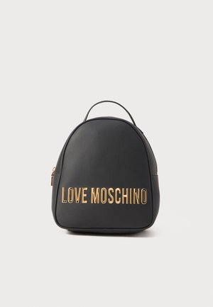Melna mākslīgā āda mugursoma ar zeltītu "LOVE MOSCHINO" uzrakstu, apaļa forma, augšējs rokturis un rāvējslēdzēja aizdare. Gluda tekstūra ar minimālu noformējumu.