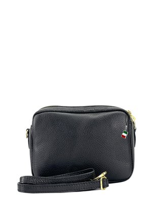 Zwarte lederen schoudertas met een textuurafwerking, gouden hardware en een klein Italiaans vlaggetje als charm. Ritscompartiment aan de bovenkant.