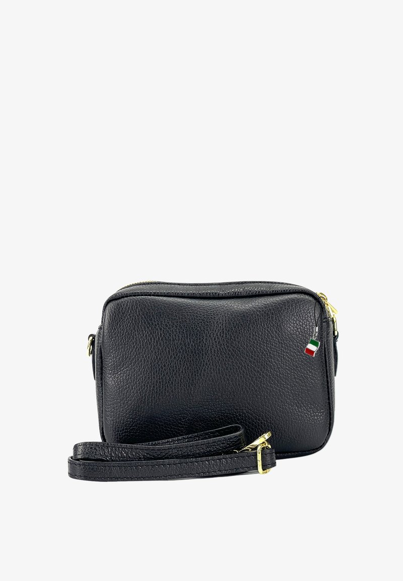 Zwarte lederen schoudertas met een textuurafwerking, gouden hardware en een klein Italiaans vlaggetje als charm. Ritscompartiment aan de bovenkant.