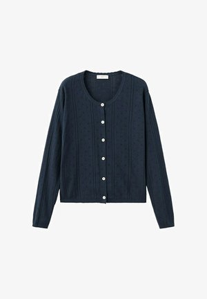 Marineblauer Strickcardigan mit langen Ärmeln, rundem Ausschnitt, dezentem Strukturmuster und sechs weißen Vorderknöpfen.