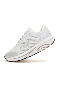 Zapatillas deportivas blancas con una parte superior de malla transpirable, detalles texturizados, una suela acolchada y una suela de goma negra con patrones de tracción distintivos.