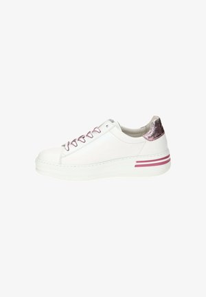 Witte sneaker van soepel leer, met roze veters en een gestructureerde roze metallic hak. Dikke witte zool met subtiele roze strepen.