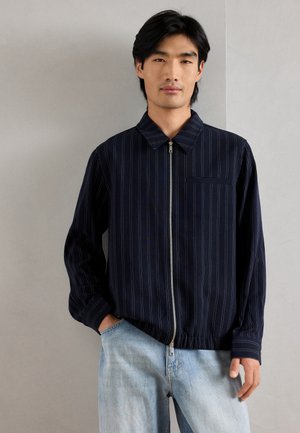 PINSTRIPED OVERSHIRT - Leichte Jacke - navy