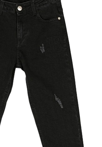 Jeans in denim nero con taglio dritto, leggera scoloritura, ricamo tonale "JR" e chiusura classica con bottone e zip.