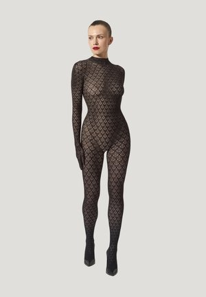 Body intero nero con un motivo in pizzo geometrico, scollatura alta, maniche lunghe e forma aderente; abbinato a scarpe con tacco alto.