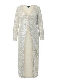 Largo vestido brillante con lentejuelas metálicas en plata sobre una capa base beige, con un escote en V profundo y mangas largas, con abertura frontal.