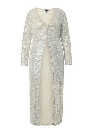 Lang, glanzende jurk met metallic pailletten in zilver over een beige onderlaag, met een diepe V-hals en lange mouwen, en een split aan de voorkant.