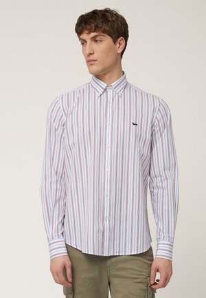 Camicia a maniche lunghe a righe con strisce verticali rosse e blu su sfondo bianco, con colletto classico e logo ricamato sul petto.