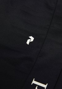 Zwarte stoffen kleding met een wit logo met hoekige vormen. Gladde textuur met contrasterende ontwerpelementen. Geen zichtbare patronen of versieringen.