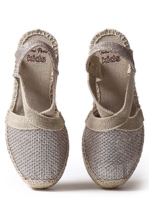 Sandalias tejidas beige y plateadas para niños con correas en el tobillo, diseñadas para uso casual.
