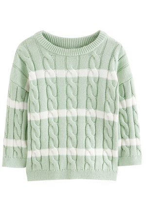 Suéter de punto verde claro con rayas blancas; presenta patrones de trenzado texturizado y un escote redondo; largo corto y mangas tres cuartos.
