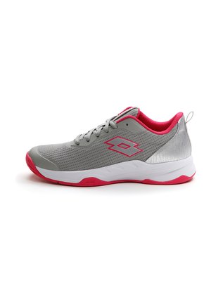 Chaussure de sport gris clair avec des accents roses, tige en mesh, semelle blanche et fermeture à lacets, vue de côté droit sur fond blanc.