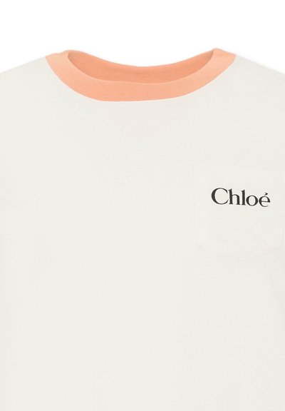 Biała bawełniana koszulka z brzoskwiniowym prążkowanym kołnierzykiem, z małą kieszonką na lewej piersi z czarnym napisem "Chloé".