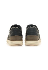 Zapatos negros y verde olivo con parte superior de cuero y gamuza, suela de goma, cuello acolchado y costuras en contraste; vista trasera.