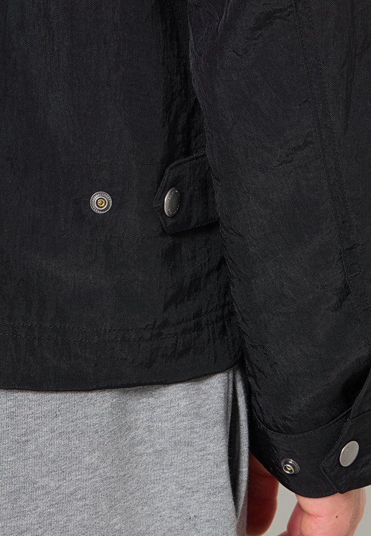 Leichte Jacke