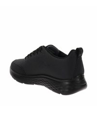 Zapato deportivo negro con parte superior texturizada, diseño de cordones, cuello acolchado y una suela gruesa y acolchada con un patrón en relieve.