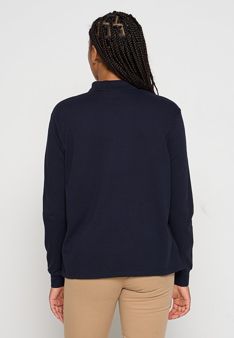 Marineblauwe polo met lange mouwen, een kraag en ribgebreide manchetten, met een gladde textuur en een rechte zoom.