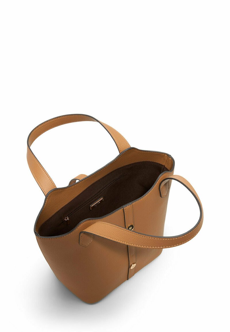 Sac fourre-tout en cuir marron avec une forme structurée, un extérieur texturé, des poignées doubles et un intérieur marron foncé avec une poche.