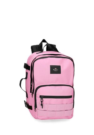 Mochila rosa con cremalleras negras, correas de hombro ajustables, bolsillo frontal y una pequeña etiqueta negra con el logotipo en el compartimento principal.