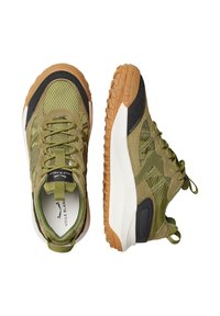 Scarpe sportive verdi con tomaia in rete e suede, suola in gomma testurizzata, dettagli neri e colletto imbottito. Presentano lacci piatti e marchio.
